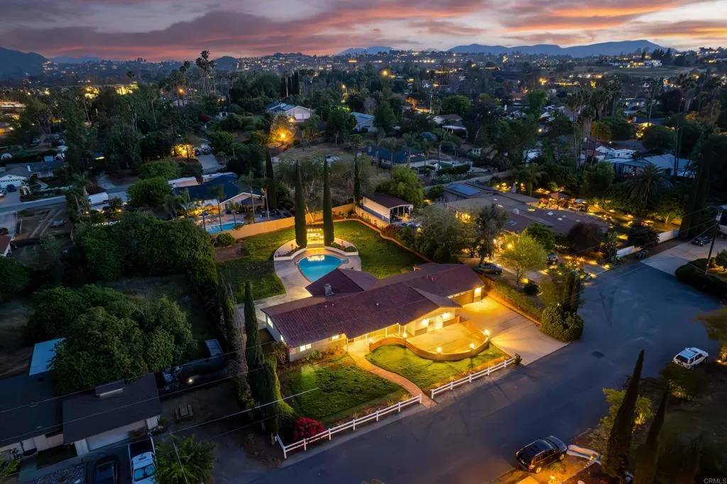 945 Berkshire Ct, Escondido, CA 92025