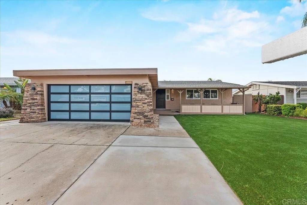 8611 Carlton Oaks Dr, Santee, CA 92071