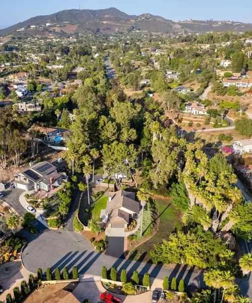 102 Stephanie Ln, Vista, CA 92084