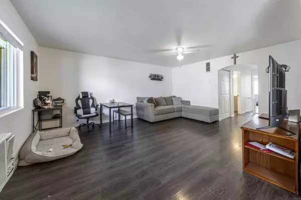 Escondido, CA 92027,2041 E Grand Ave #19