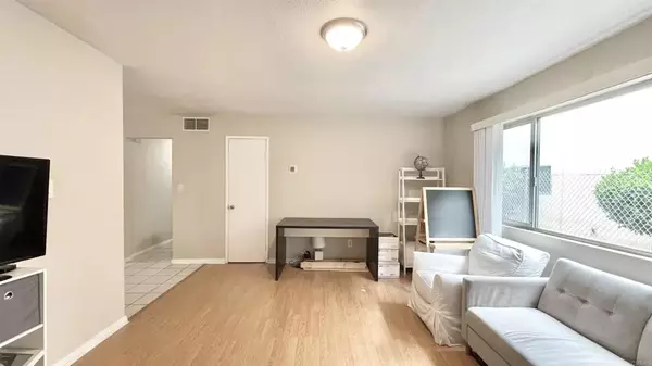 San Diego, CA 92117,4875 Cole St #46