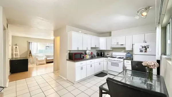 San Diego, CA 92117,4875 Cole St #46