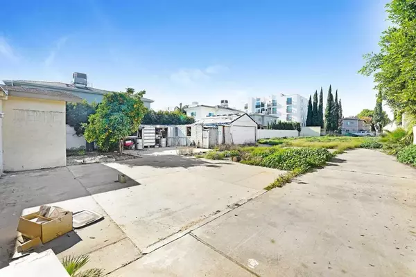 Van Nuys, CA 91411,6537 Columbus Avenue