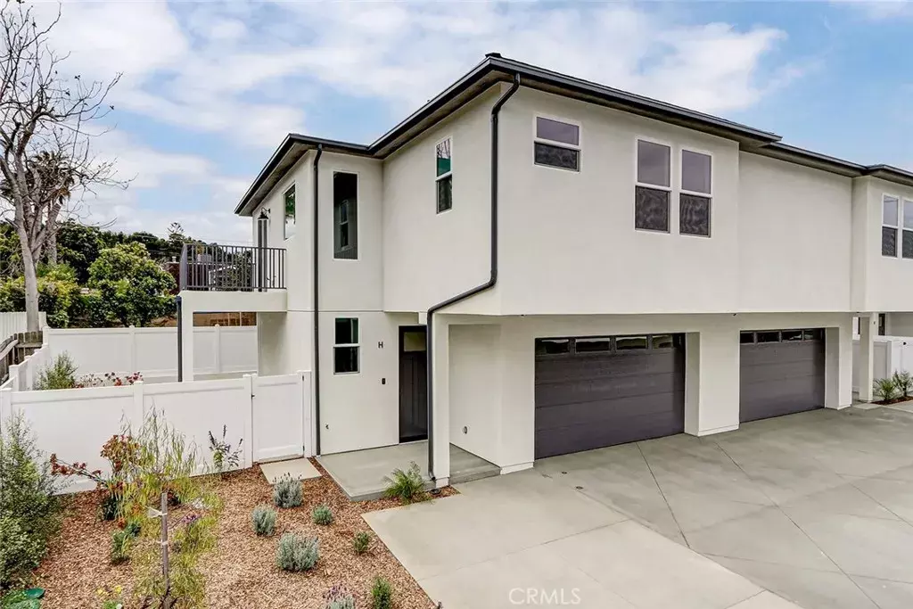 Lomita, CA 90717,26016 Oak Street #H