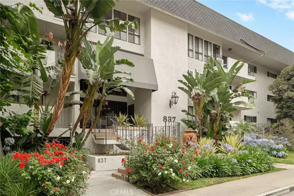West Hollywood, CA 90069,837 N West Knoll Drive #307