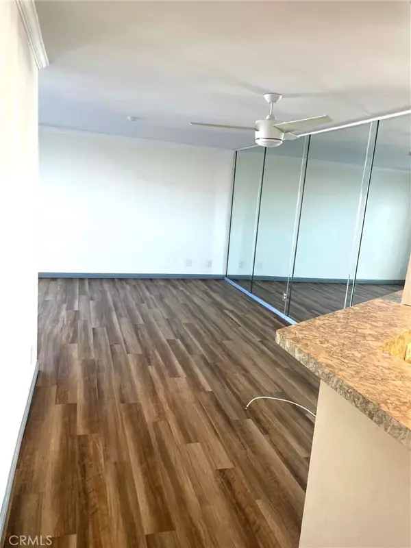 Redondo Beach, CA 90277,630 The Village #112