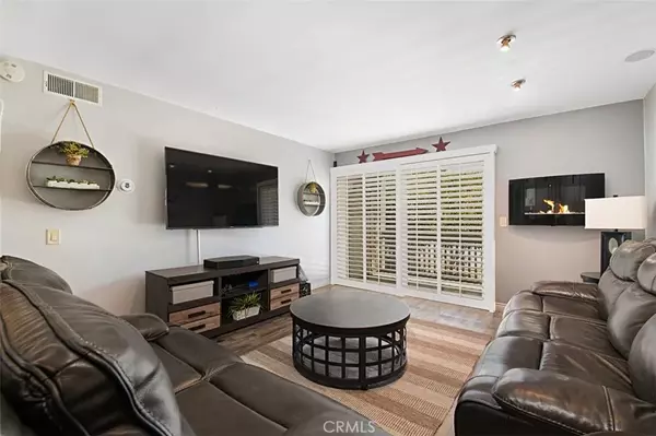 Valencia, CA 91355,23515 Lyons Avenue #189