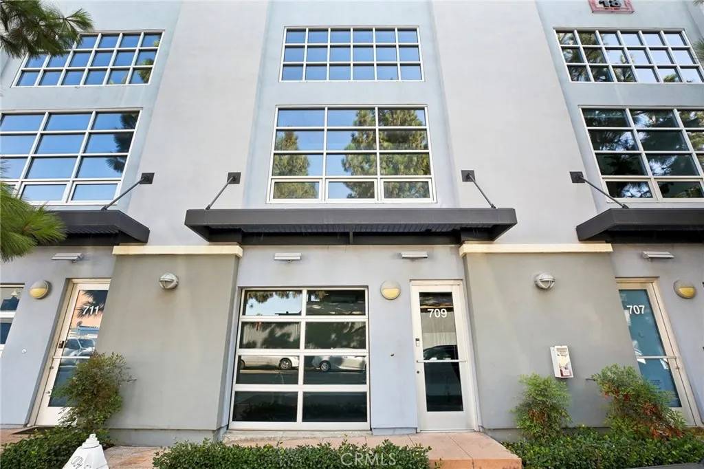 709 N Poinsettia Street, Santa Ana, CA 92701