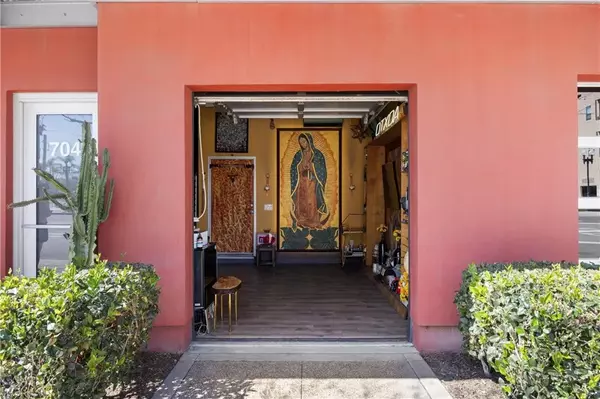 Santa Ana, CA 92701,704 N Santiago Street