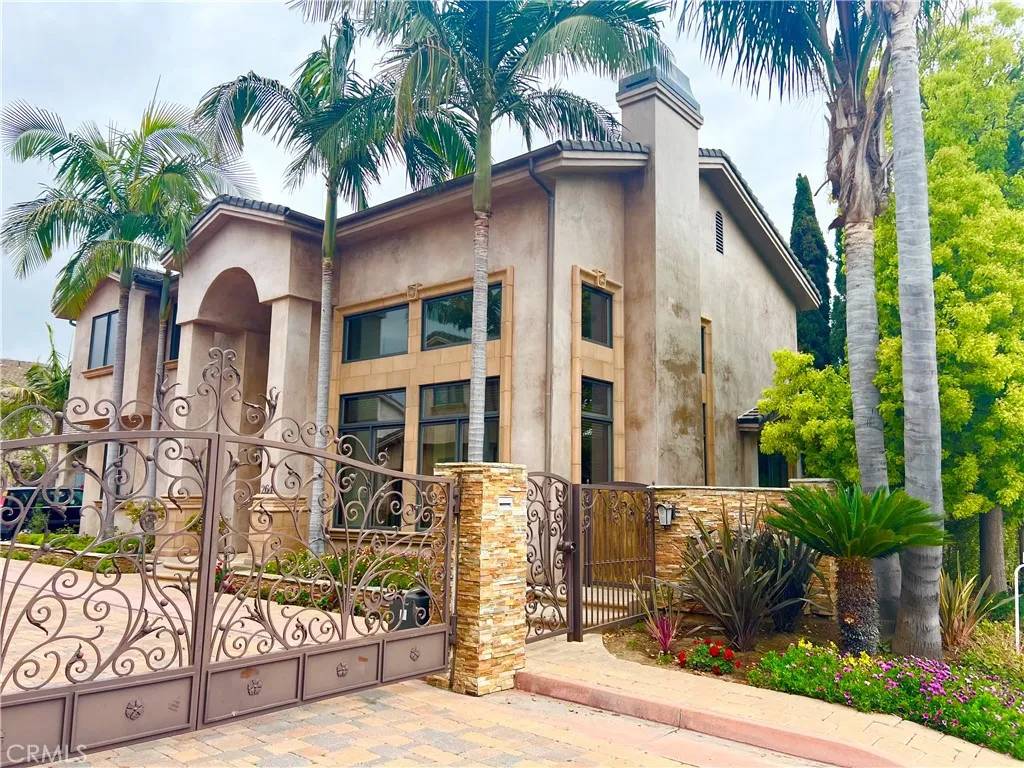 264 Santa Isabel Avenue, Costa Mesa, CA 92627
