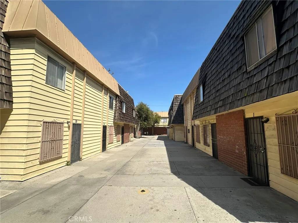 Compton, CA 90222,2124 N Santa Fe Avenue