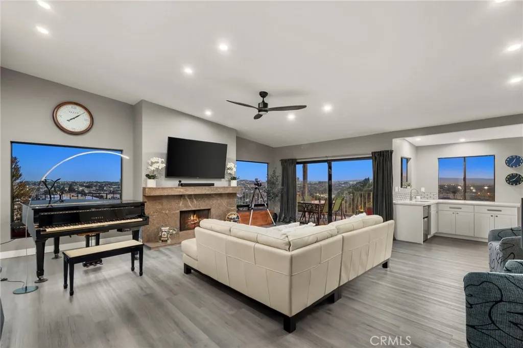 Signal Hill, CA 90755,1995 Molino Avenue #301