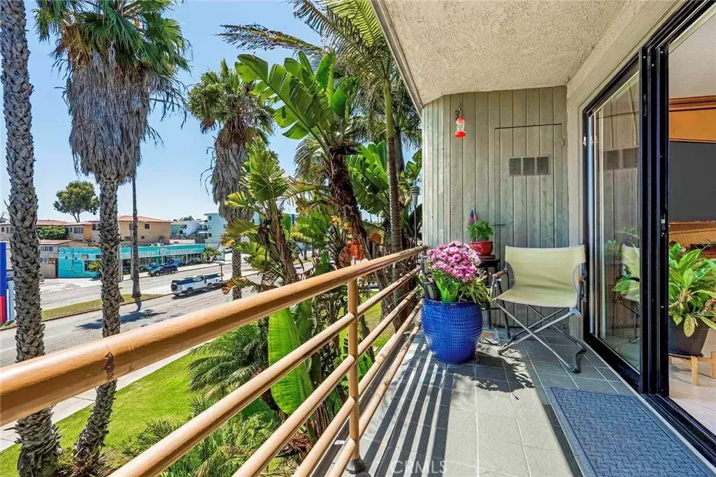 Long Beach, CA 90803,3811 E Livingston Drive #1