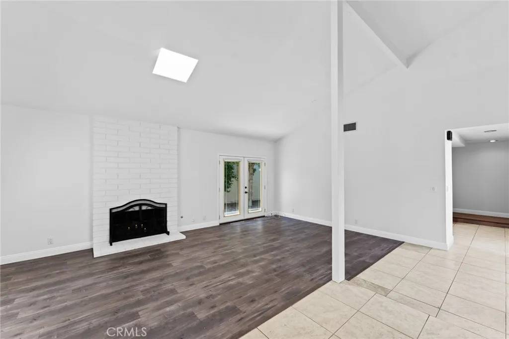 Irvine, CA 92604,11 Blackswan