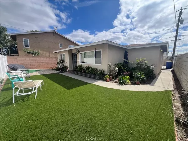 Los Alamitos, CA 90720,10842 Pine Street