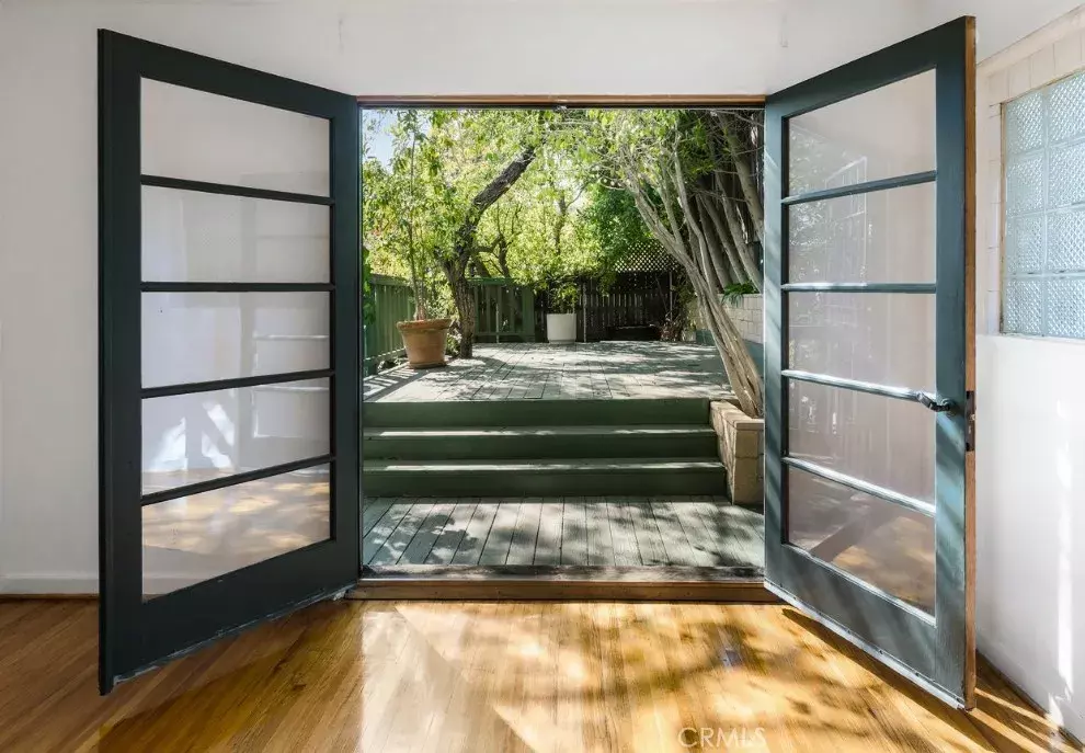 Los Angeles, CA 90068,2174 Beachwood