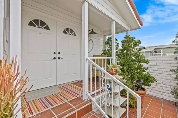 Laguna Hills, CA 92653,23301 Ridge Route #246