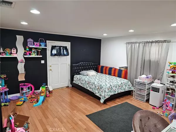 Los Angeles, CA 90006,1517 S Westmoreland Avenue