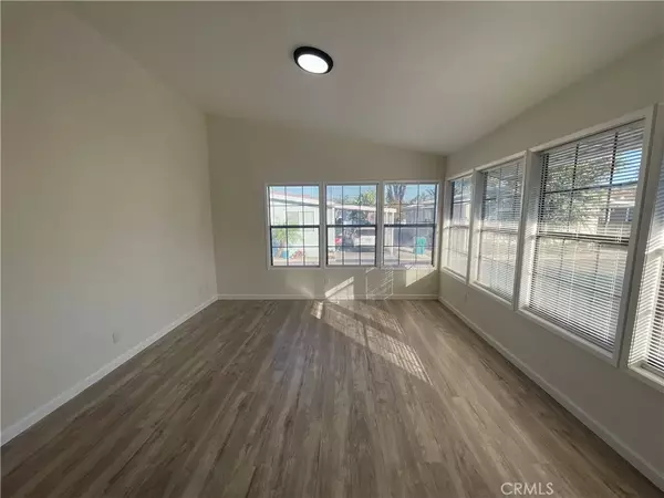 Corona, CA 92880,4901 Green River #330