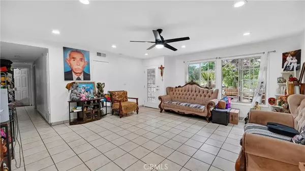 Santa Ana, CA 92704,2926 W La Verne