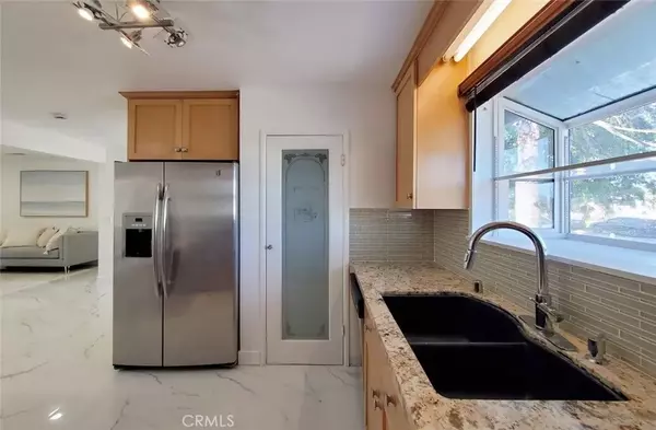 Santa Ana, CA 92704,2970 S Greenville #B