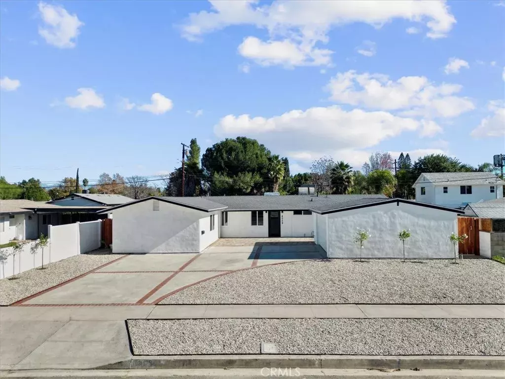 Reseda, CA 91335,8008 Aura