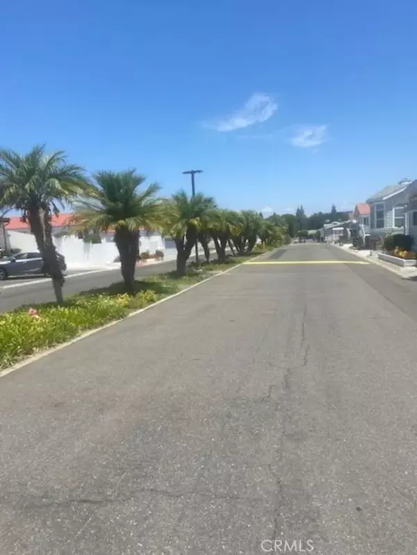 Laguna Hills, CA 92653,23301 Ridge Route #5