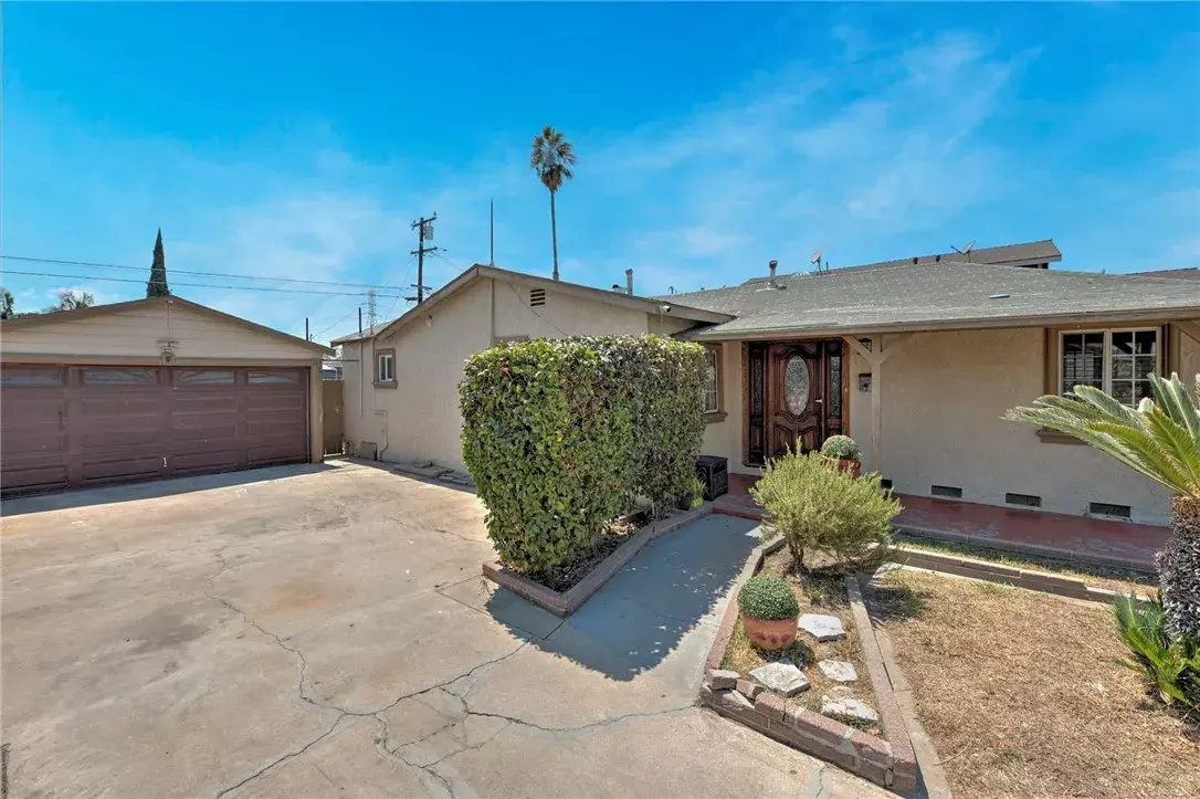 Paramount, CA 90723,7356 Walnut Avenue