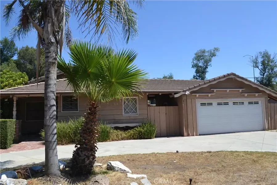 8450 Aqueduct Avenue, North Hills, CA 91343