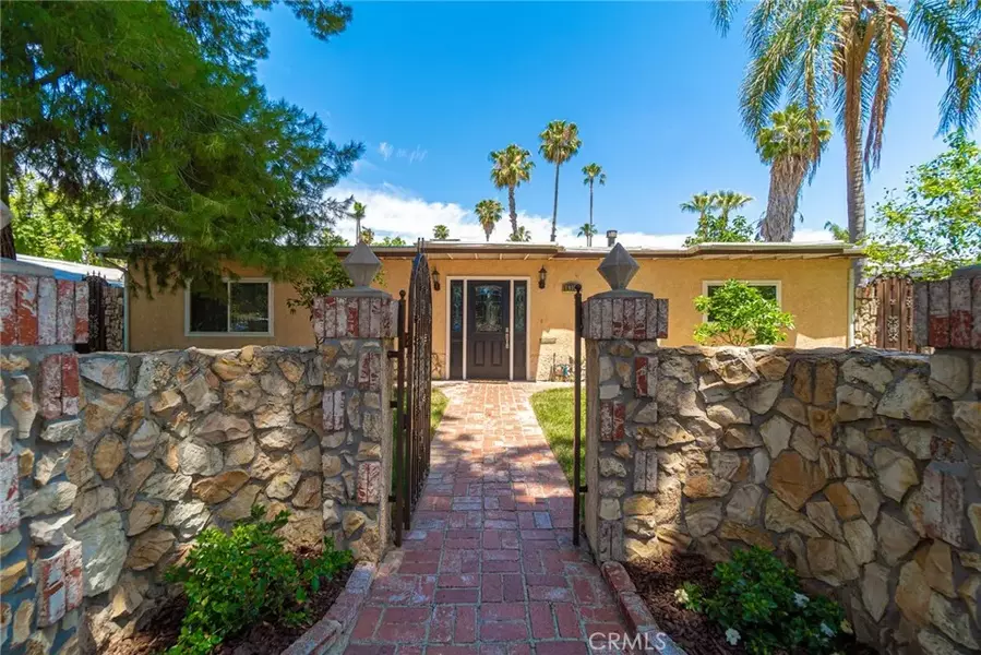 19751 Victory Boulevard, Woodland Hills, CA 91367