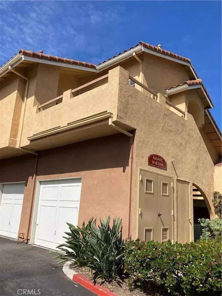 Irvine, CA 92614,42 Alicante Aisle #88