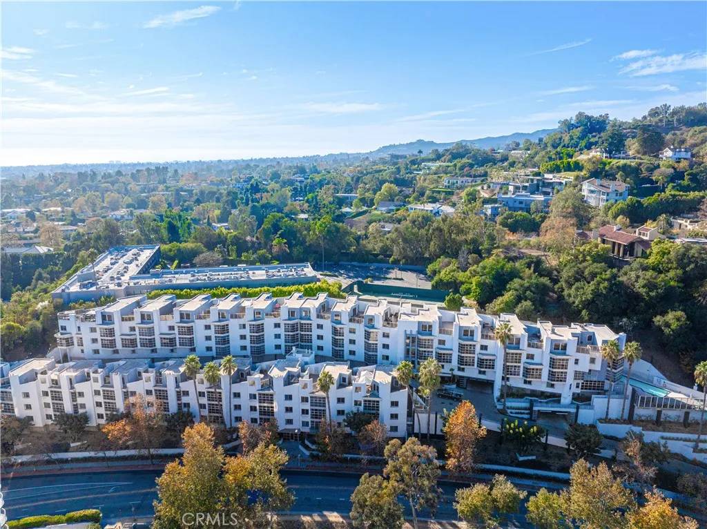 171 N Church Lane #403, Los Angeles, CA 90049