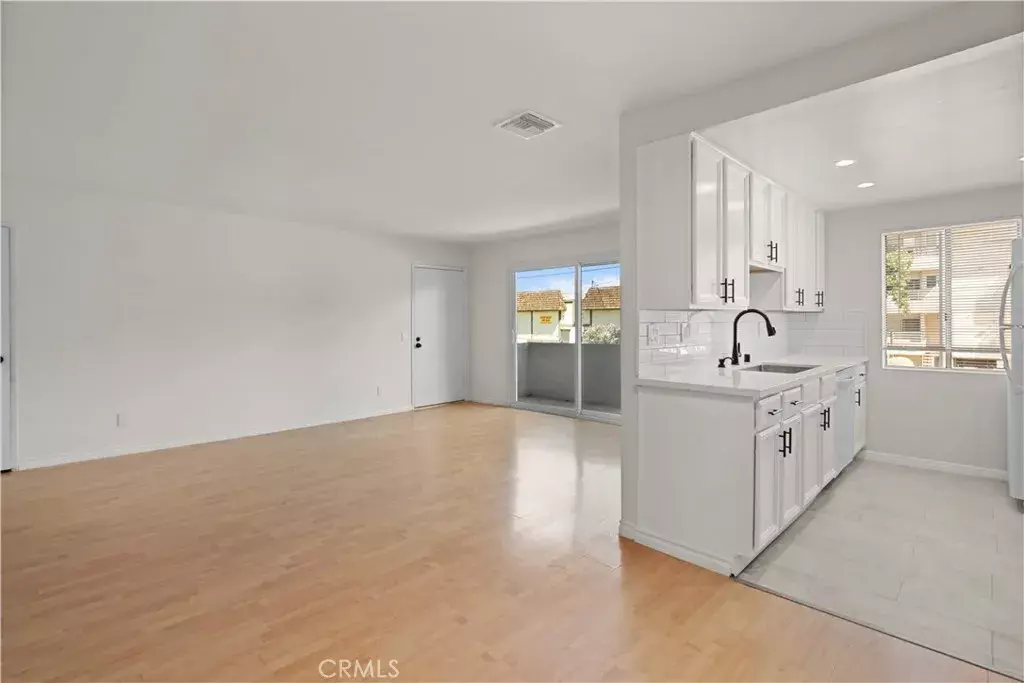 Sherman Oaks, CA 91423,5055 Coldwater Canyon Avenue #105
