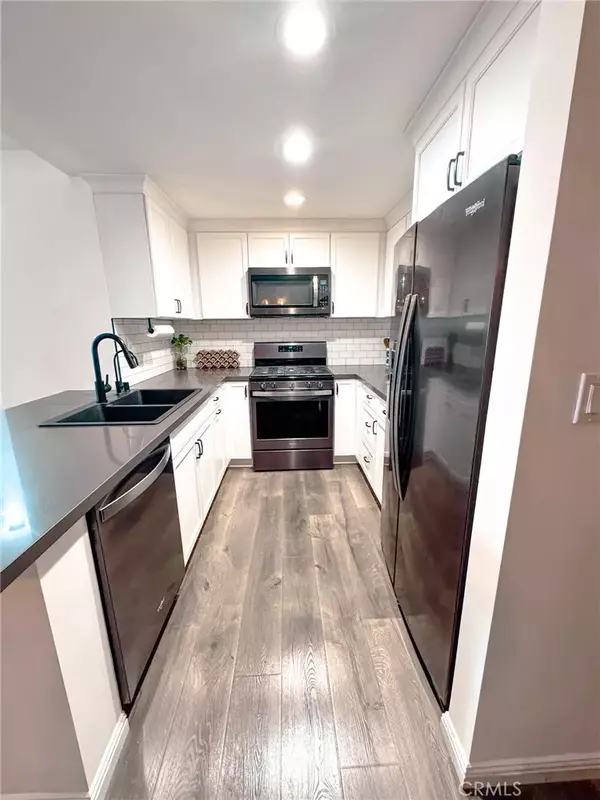 Van Nuys, CA 91406,15511 Sherman Way #25