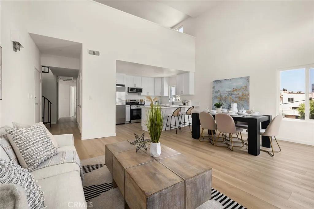 Los Angeles, CA 90066,11722 Avon Way #204