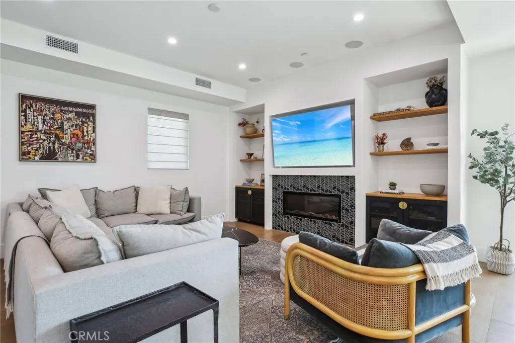 Redondo Beach, CA 90278,1926 Ruhland Avenue #B