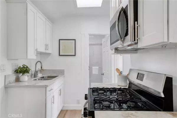 Venice, CA 90291,232 Howland Canal