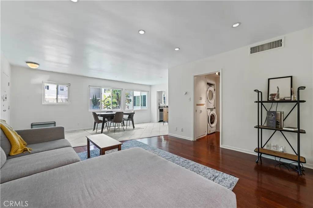 Los Angeles, CA 90046,1525 N Hayworth Ave #205