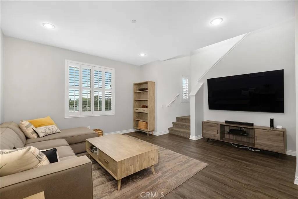Hawthorne, CA 90250,13131 Park Place #102