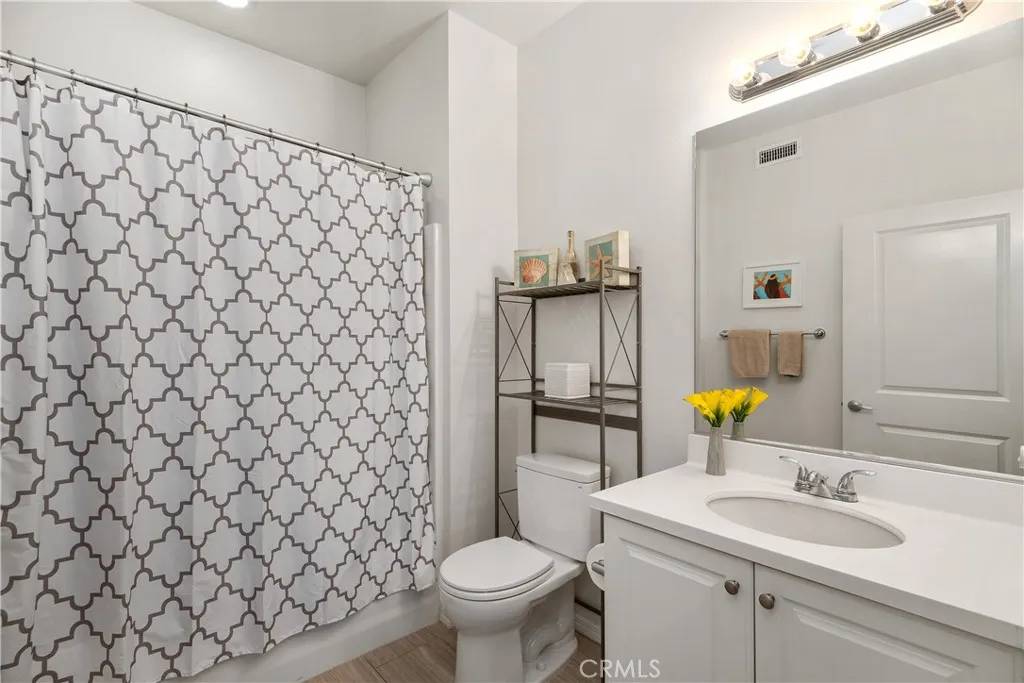 Hawthorne, CA 90250,13131 Park Place #102