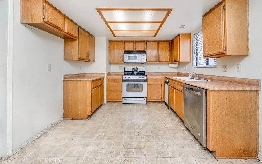 Lawndale, CA 90260,14927 Condon Avenue #7
