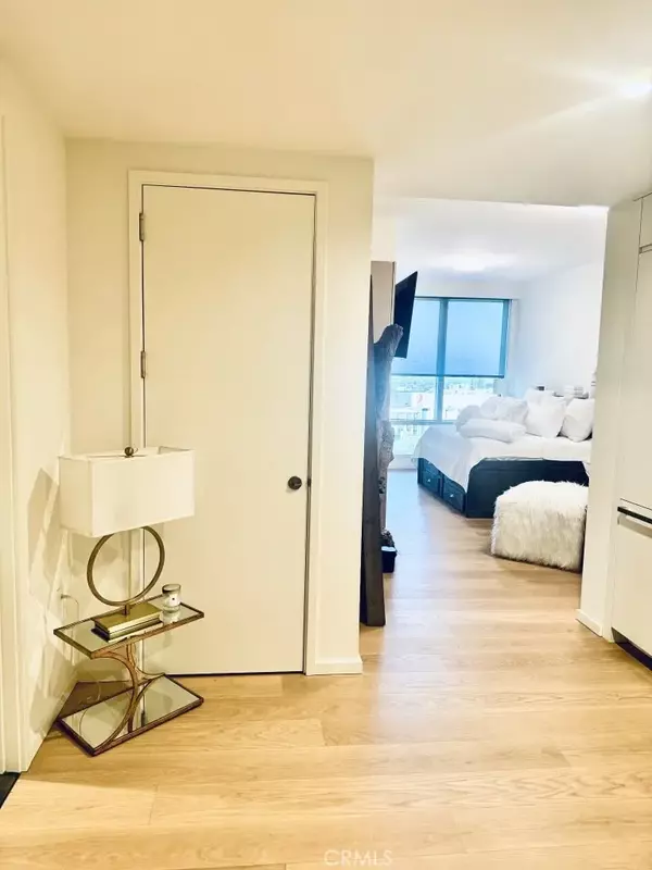 Los Angeles, CA 90017,877 Francisco Street #1510