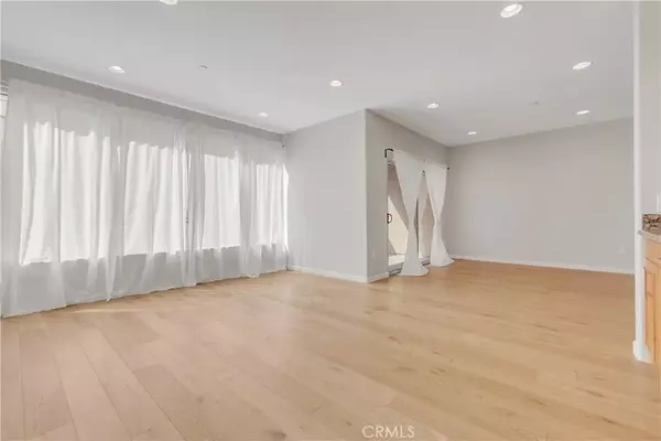 North Hollywood, CA 91601,4821 Bakman #201