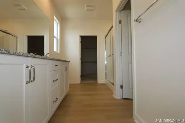 Fallbrook, CA 92028,592 Meadowood ST #405