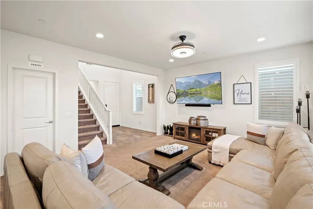 Saugus, CA 91350,28358 Floret Lane