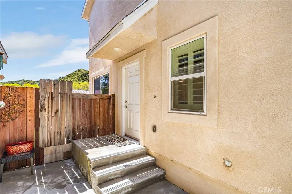 Saugus, CA 91350,21706 Doss Place