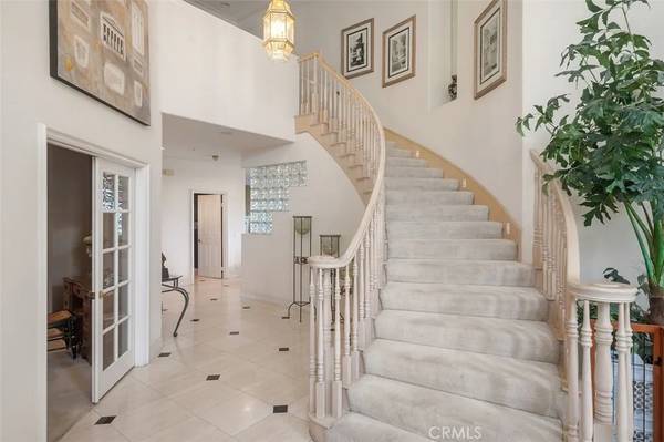 Woodland Hills, CA 91367,5946 County Oak Road