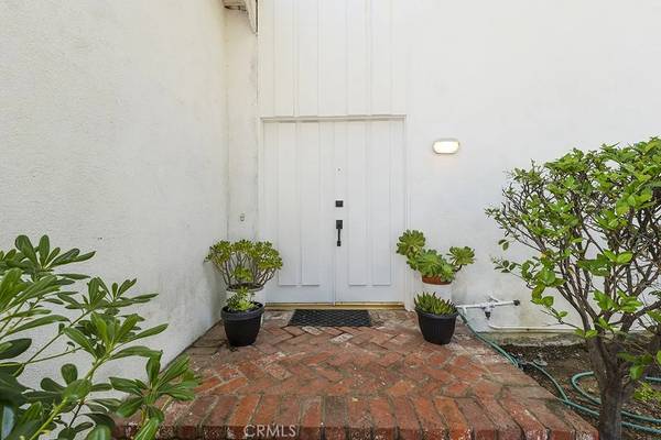 Tarzana, CA 91356,19723 Trull Brook Drive