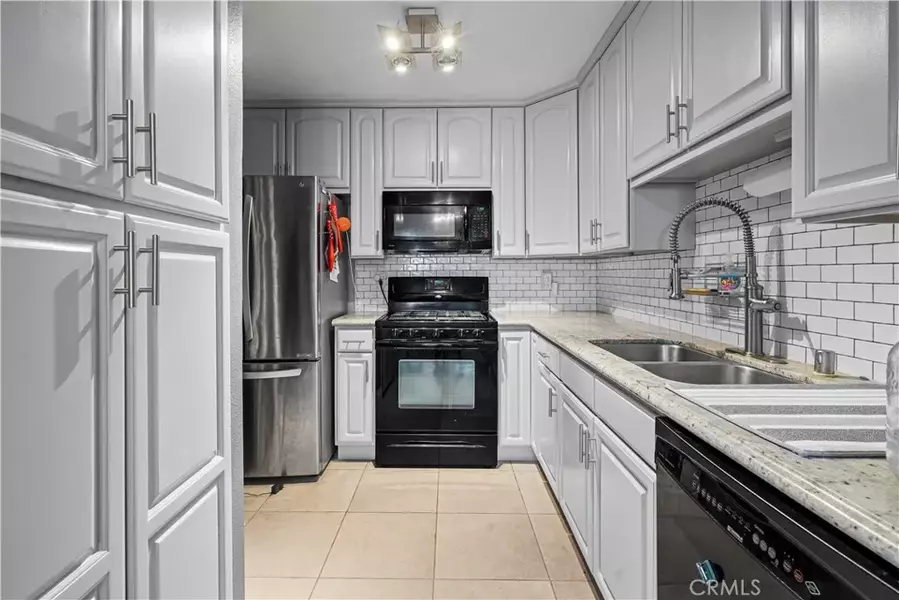 22141 Burbank Boulevard #4, Woodland Hills, CA 91367