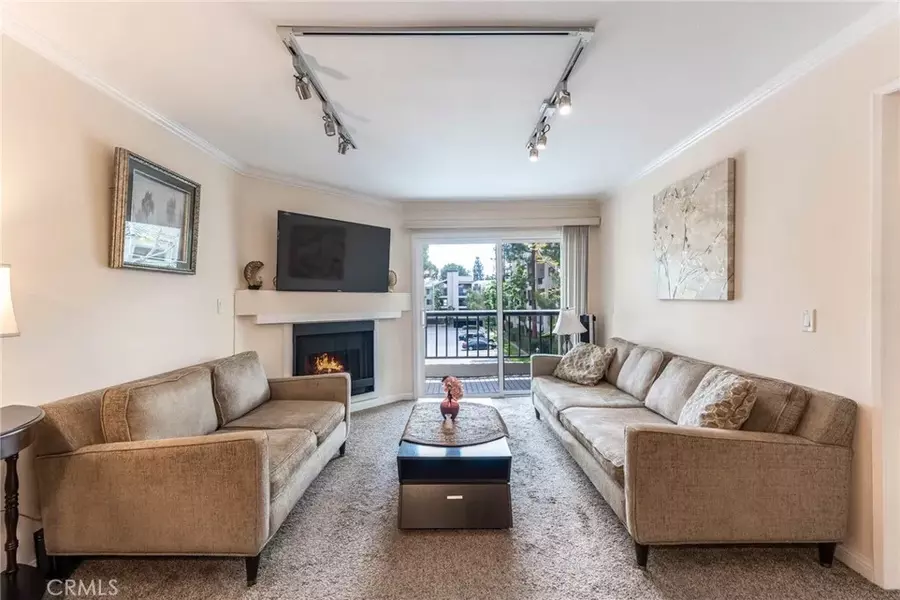 21550 Burbank Boulevard #210, Woodland Hills, CA 91367